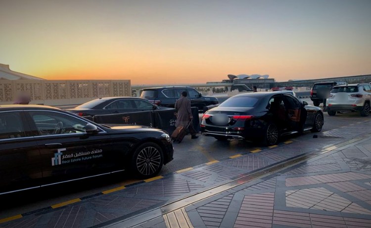 سيارات مرسيدس الفئة S لضيوف منتدى مستقبل العقار وقت الغروب