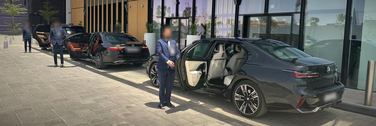 سائقو الخط الجديد بجانب سيارات مرسيدس وبي إم دبليو بأبواب مفتوحة أمام فندق