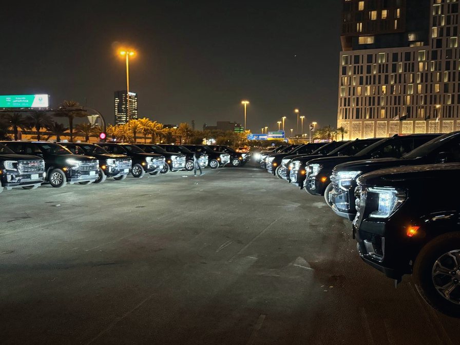 صفوف من سيارات الأسطول ليلًا في موقع فعالية