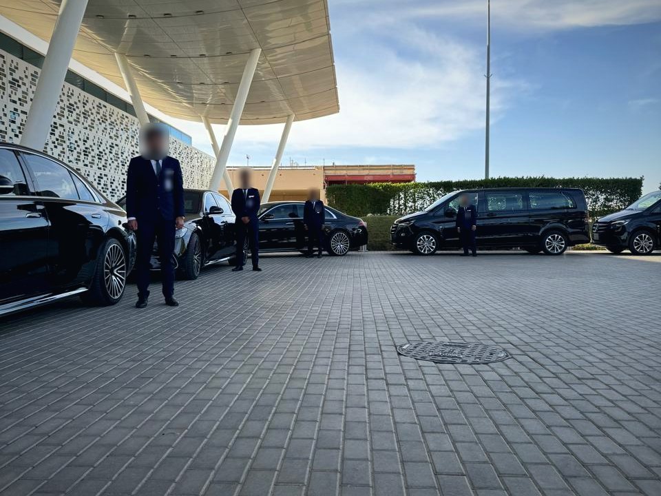 سائقو الخط الجديد بجانب سيارات مرسيدس وفان الفئة V